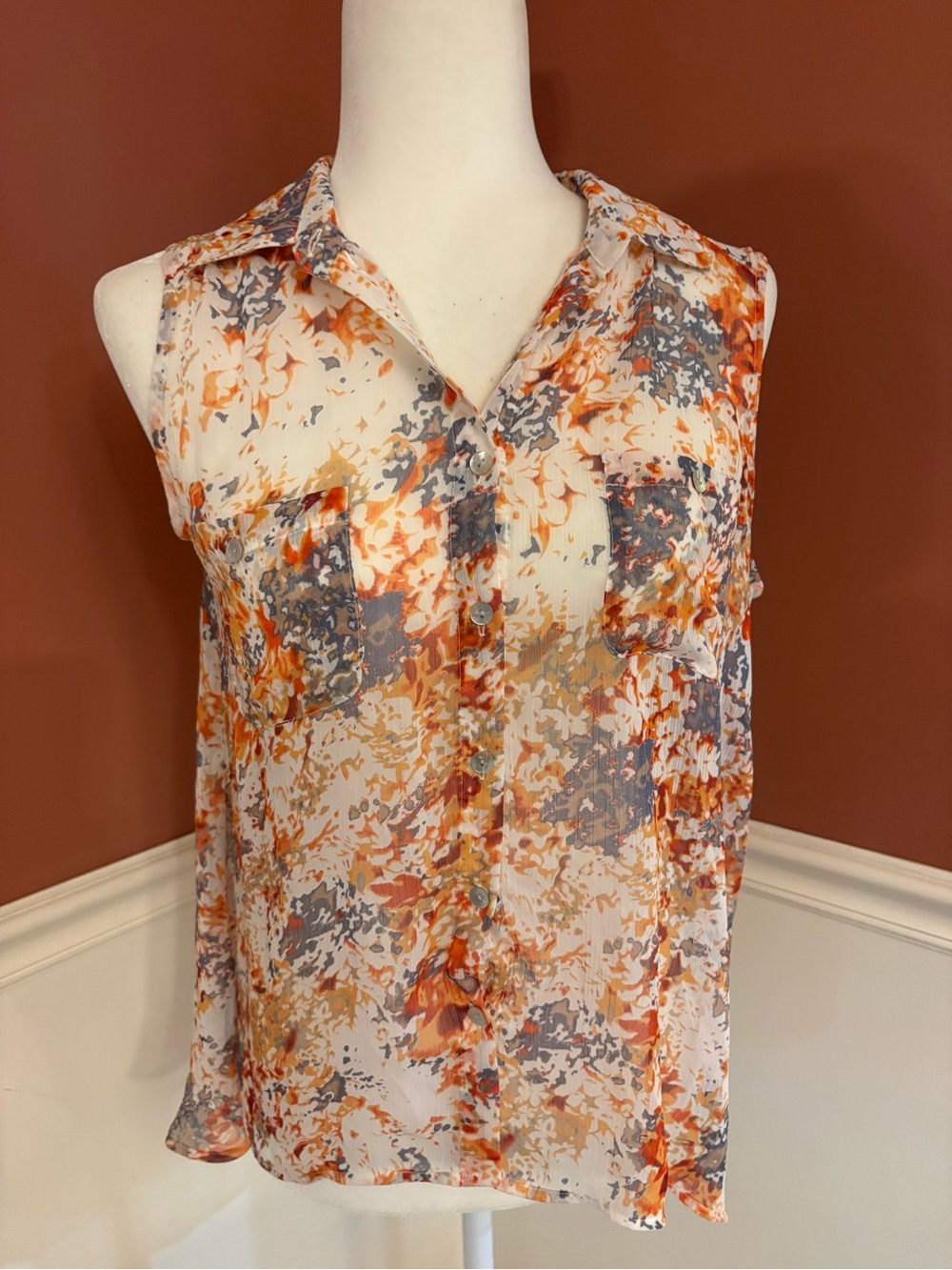 Quintessential Sleeveless Button Down Colorful Blouse w/2 Front Pockets Sz S